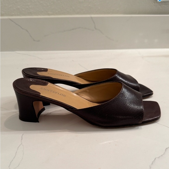 Anne Taylor Embossed Leather Brown Heels/Mules - Picture 4 of 9